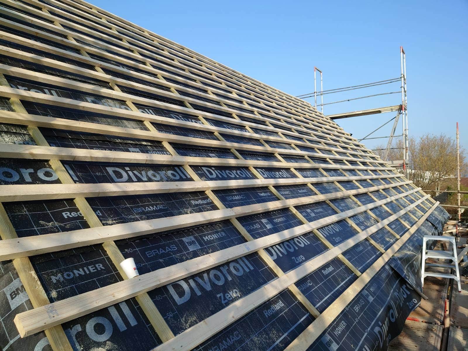 Lægter og undertag i sol med stillads, fra et projekt hos et af de første firmaer på Bygmer
